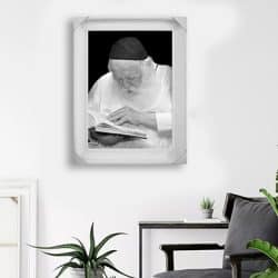 5068 – תמונה של הרב חיים קנייבסקי מתפלל בשחור לבן על קנבס או זכוכית