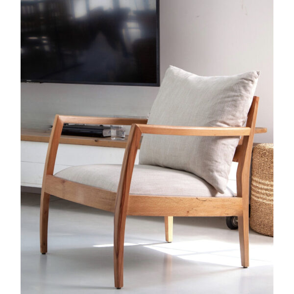 כורסא מעץ אגוז עם ריפוד אפור