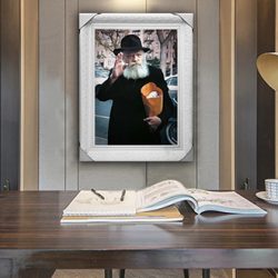 634 – תמונה של הרבי מליובאוויטש מנופף לשלום על זכוכית או קנבס
