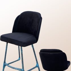 כסא בר דגם ״גב כפול״ שחור קטיפה