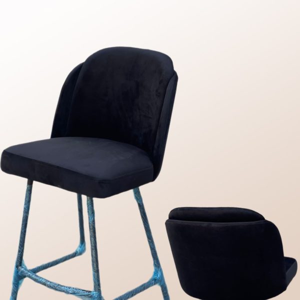 כסא בר דגם ״גב כפול״ שחור קטיפה