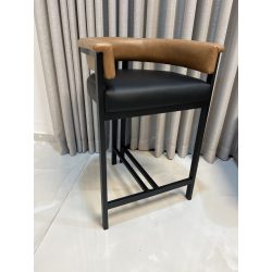 כסא בר מעוגל קאמל ושחור דמוי עור