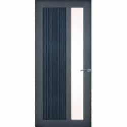 טפט לדלת. ציפוי מגנטי לדלת כניסה דגם קובי, חלון צדדי, הדלת בצבע אפור וליד החלון מלבן פסים לאורך בצבע כחול