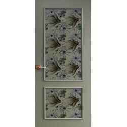 טפט לדלת. ציפוי מגנטי לדלת כניסה דגם מירי, אפור בהיר, קרניזים הצייצרים שתי תמונות מלבניות ובהם פרחים בגווני אפור כחול