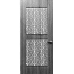 טפט לדלת. ציפוי מגנטי לדלת כניסה דגם לואיזה, עץ אפור ושני ריבועים עם צורות שמזכירות עלים בצבע אפור על רקע לבן
