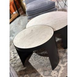 שולחן קפה פלטה לבנה על מתכת שחורה