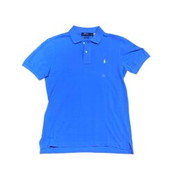 ‏חולצה כחולה של Polo