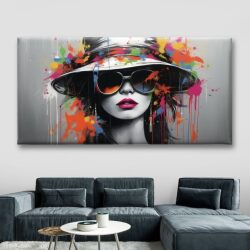 תמונת קנבס לסלון “יפייפיה עם כובע” עם זריקות צבע צבעוניות