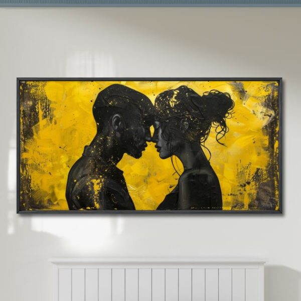תמונת קנבס לחדר שינה בסגנון רומנטי ” אוהבים על רקע צהוב”